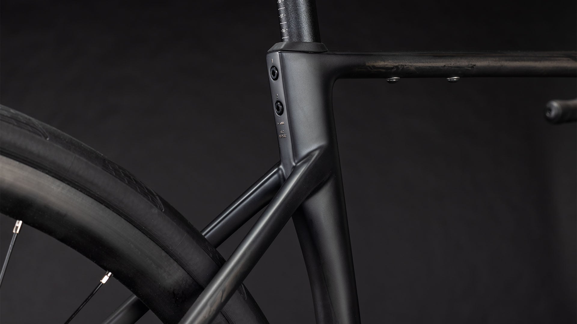 Cube Attain C:62 Race blackline