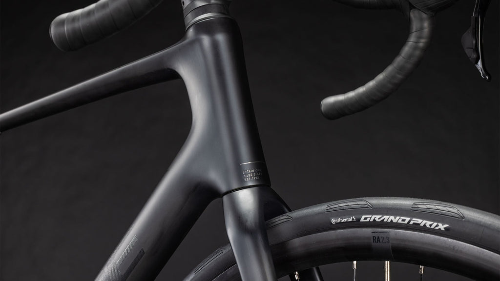 Cube Attain C:62 Race blackline